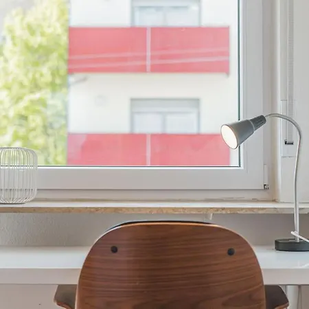 Schoene 2 Zimmer Zentral In West 아파트